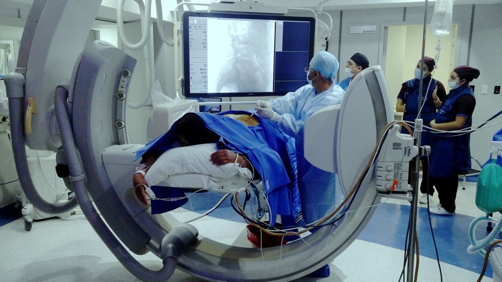 Hombre con dolor lumbar por hernia de disco